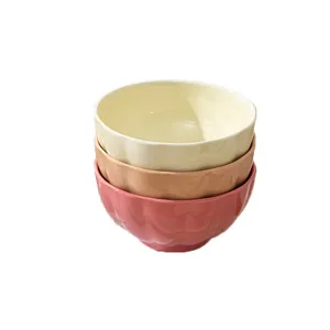 Lot de trois bol en céramique pour riz aux couleurs pastel avec bord cannelé élégant.