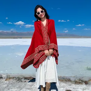 Capa poncho roja estilo étnico llave griega mujer otoño invierno cálido abrigo viaje moda.