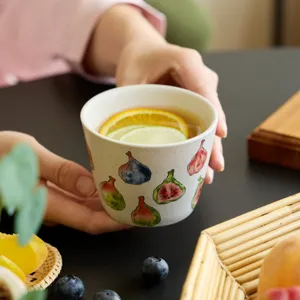 Tazza in ceramica vintage con motivo a fichi dipinti a mano per caffè e tè della mattina.