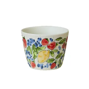 Tazza d'acqua in ceramica vintage con bellissimo motivo a frutta per il caffè mattutino.