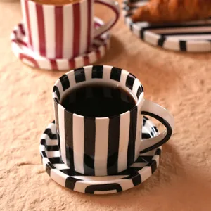Juego de taza de café y platillo de cerámica a rayas en blanco y negro retro para el hogar