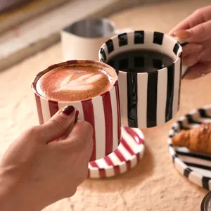 Juego de taza y platillo de café de cerámica a rayas retro, vajilla estética para el hogar.