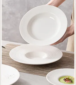 Detailopname van wit keramische pastabord met unieke ringstructuur voor mooie tafel.