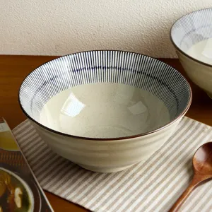 Japanse keramische noedelsoepkom met retro verticale strepen, elegante tafel servies.
