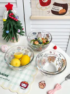 Lindo bol de ensalada de vidrio transparente con dibujos animados para postres y frutas en casa.