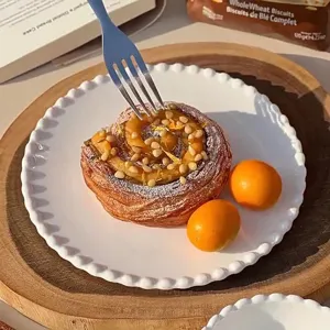 Plato llano de cerámica blanca estilo francés con volantes para postres, fruta y decoración.