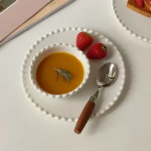 Juego de platos y cuencos de cerámica de estilo francés con borde perlado y diseño elegante