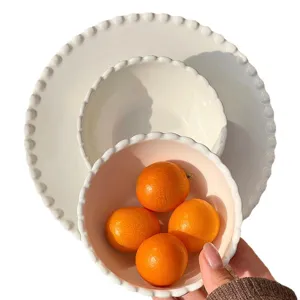 Juego de vajilla de cerámica francesa con platos y tazones de borde perlado elegante para cocina.