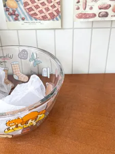 Bol de ensalada de fruta de vidrio borosilicatado con estampado de dibujos animados, detalle.