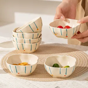 Set di ciotole per salsa in ceramica con strisce blu e bordo ondulato molto elegante.
