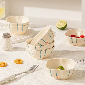 Set di ciotole per salsa in ceramica con strisce blu e forma di fiore, ideali per la cucina.