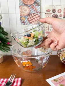 Primer plano detallado del bol de vidrio transparente con bonitos animales y ensalada.