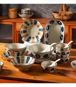 Vue détaillée d'un ensemble de bols et d'assiettes en céramique, art de la table.