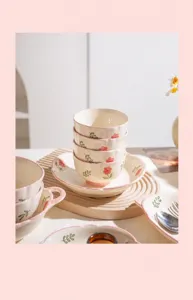 Set di ciotole e piatti in ceramica, motivo floreale fresco, stoviglie domestiche.