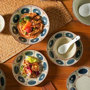 Ensemble de bols et d'assiettes en céramique de style japonais avec sous-glaçure pour table.