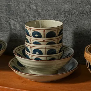 Ensemble de bols et d'assiettes en céramique sous glaçure de style japonais, vaisselle chic.