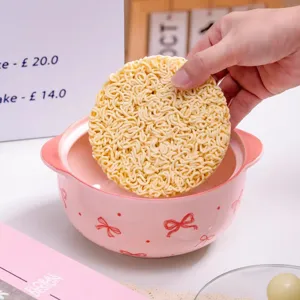 Rosa Keramik Instant Nudel Schüssel mit süßer Schleife, Doppelgriffen und Deckel für heiße Suppe.