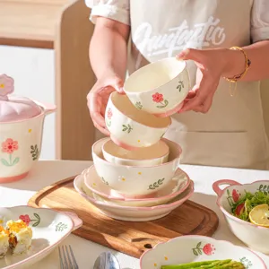 Set di stoviglie in ceramica fiori freschi ciotole di riso e piatti per uso quotidiano.