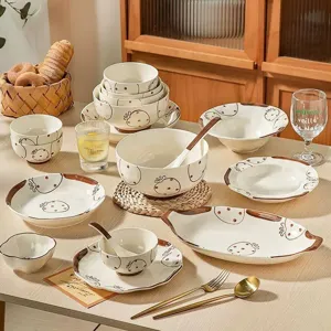 Joli service de vaisselle en céramique avec joli motif de fraise pour la cuisine et la table.