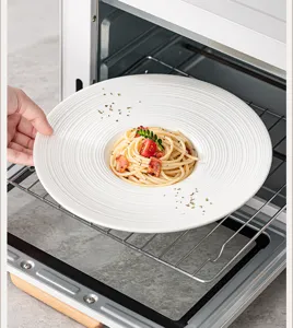 Gedetailleerd overzicht van het witte keramische pastabord met stroohoed ontwerp.