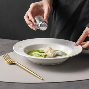 Witte keramische pastasoepbord met brede rand modern minimalistisch servies voor eettafel