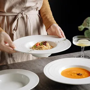 Witte keramische pastabordenset, diepe soepkom met brede rand, elegant servies voor thuis.