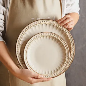 Vintage Keramik Speiseteller Set mit Ofenglasur und zartem Perlenrand für den täglichen Gebrauch.