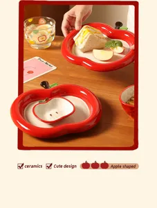 Gros plan détaillé du joli service d'assiettes en céramique rouge en forme de pomme.