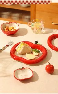 Vue détaillée du service de vaisselle en céramique pomme mignonne avec finition émaillée.