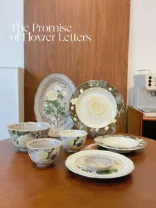 Service de vaisselle en céramique rétro avec motifs de roses jaunes et élégantes assiettes.