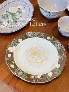 Ensemble d'assiettes et bols en céramique rose vintage pour diner elegant et cuisine.
