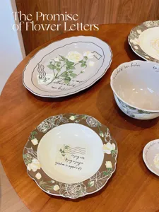 Set de vaisselle en céramique florale vintage avec assiettes et bols à roses détaillés.