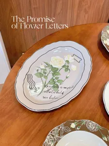 Assiette ovale en ceramique avec motif floral retro, detail de roses pour table elegante.
