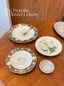 Set de vaisselle en céramique à fleurs de rose rétro, assiettes et bols vintage.