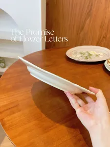 Assiette en céramique florale vintage, vaisselle élégante pour les pâtes et les repas.