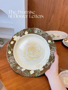 Assiette plate en ceramique retro avec motif de rose jaune elegante et bord marron