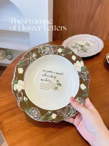 Assiette a pates en ceramique retro avec design de roses et bord brun pour table.