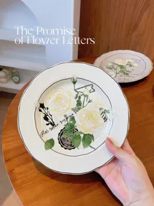 Assiette plate en céramique vintage avec motif de roses pour des repas élégants et pâtes.