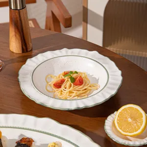 Juego de vajilla de cuenco y plato de cerámica de lujo con elegante borde verde para la mesa.