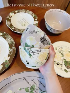 Gros plan détaillé du service de vaisselle en céramique rétro, motif timbre, déco table.