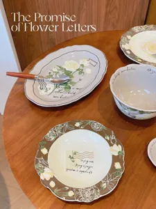 Ensemble de vaisselle en céramique florale vintage, assiettes et bols roses rétro.