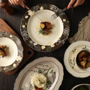 Ensemble d'assiettes en céramique vintage avec motif de rose, idéal pour pâtes et cuisine.