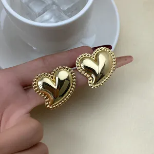 Boucles d'oreilles cœur gonflées dorées avec bordure perlée délicate, superbes bijoux.