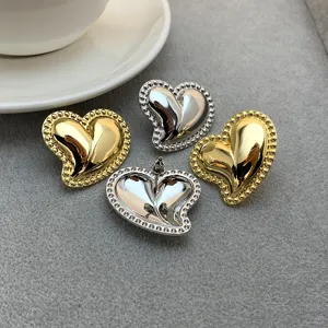 Gros plan detaille de jolies boucles d'oreilles tendance en metal avec bordure perlee.