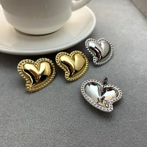Bouclettes d'oreilles élégantes en forme de cœur avec bordure perlée, dorées et argentées.