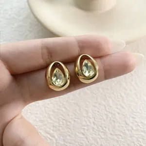 Detailansicht von exquisiten Wassertropfen Kristall Ohrringen mit gelbem Zirkon in Goldoptik