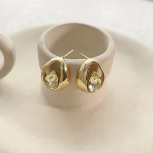Nahaufnahme Detailansicht edler Tropfen Kristall Ohrstecker mit feinem goldenen Design.