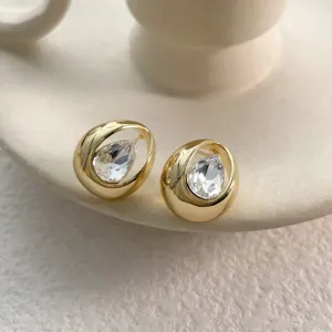 Elegante goldene Tropfen Kristall Ohrstecker, minimalistisches Luxus-Design für jeden Tag.