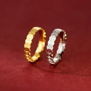 Nahaufnahme von exquisiten Silbermünzen-Ringen in Gold und Silber, elegantes Accessoire.