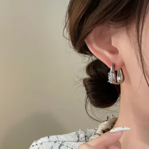 Minimalistische silberne geometrische Ohrringe mit funkelndem Zirkonia für elegante Mode.